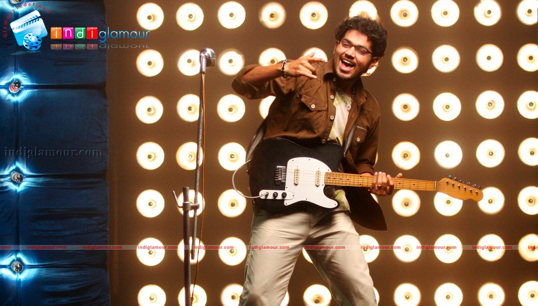 Ninaithale Inikkum Movie hd photo